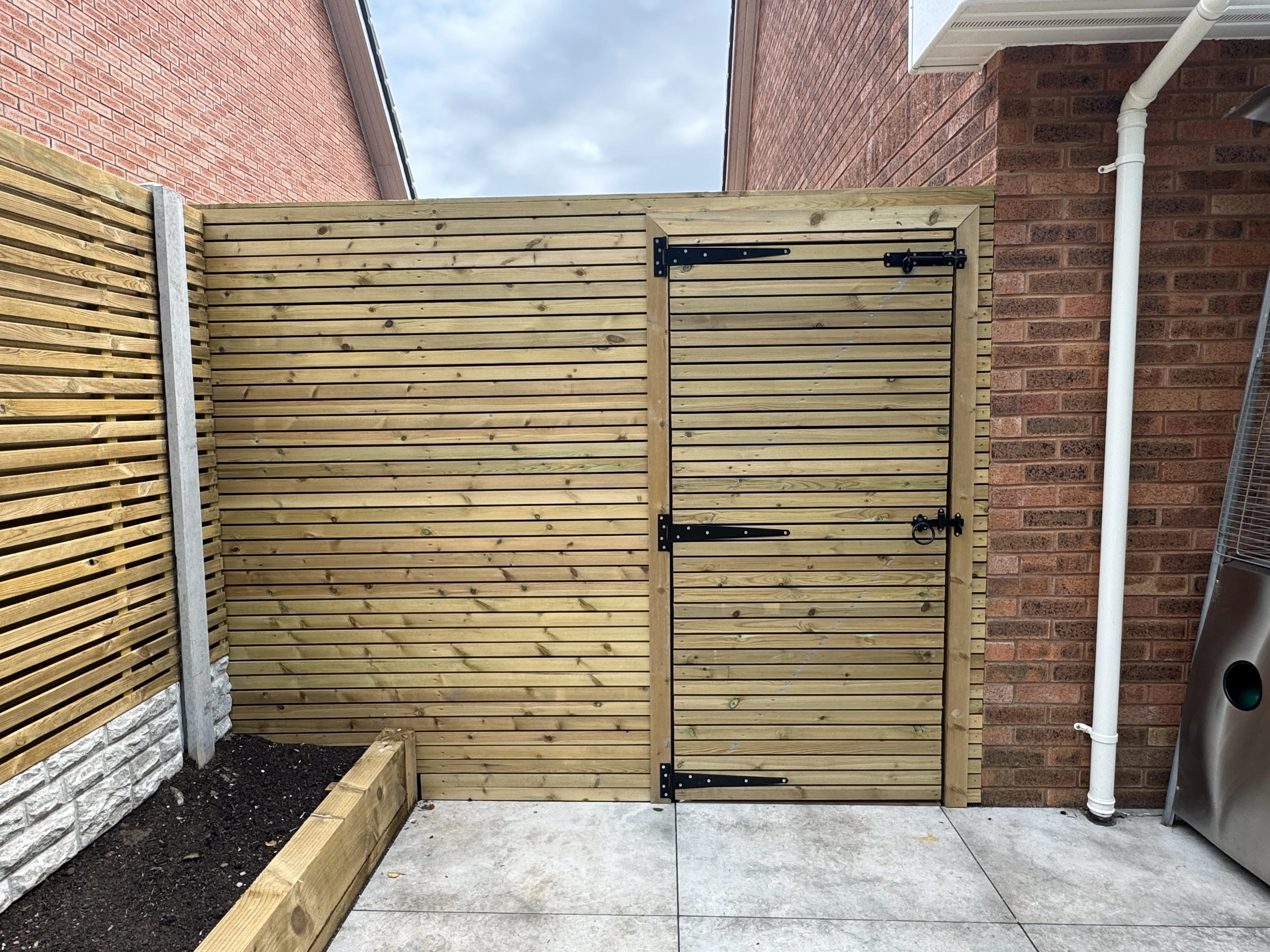 Venetian fencing and gate project 3 completed in Irvine, Ayrshire